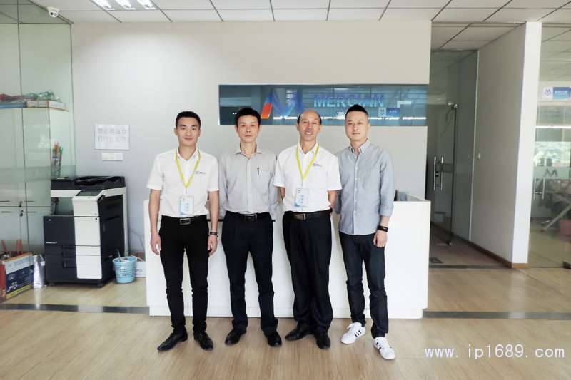 佛山市南海美爾鑫涂業(yè)有限公司總監(jiān)王新水（左二）、羅子逸（左四）與本刊發(fā)行部同事合影