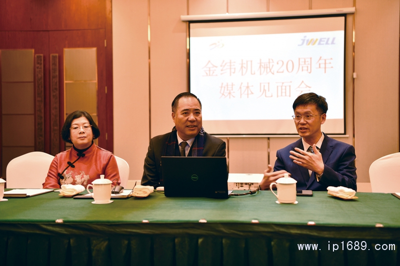 機(jī)械協(xié)會會長張劍鳴(中)金緯機(jī)械董事長何海潮(右)機(jī)械協(xié)會常務(wù)副會長兼秘書長粟東平(左)
