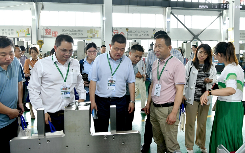 在瑞鑫模具工廠參觀、學(xué)習(xí)