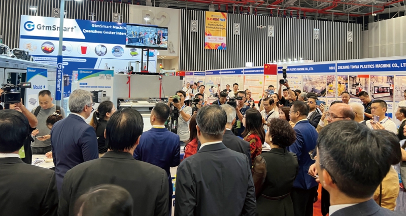 參展企業(yè)攜最新成果，結(jié)合當?shù)匦枨?，展示功能性與可持續(xù)性創(chuàng)新產(chǎn)品和技術(shù)方案，獲國際買家和媒體矚目。-拷貝
